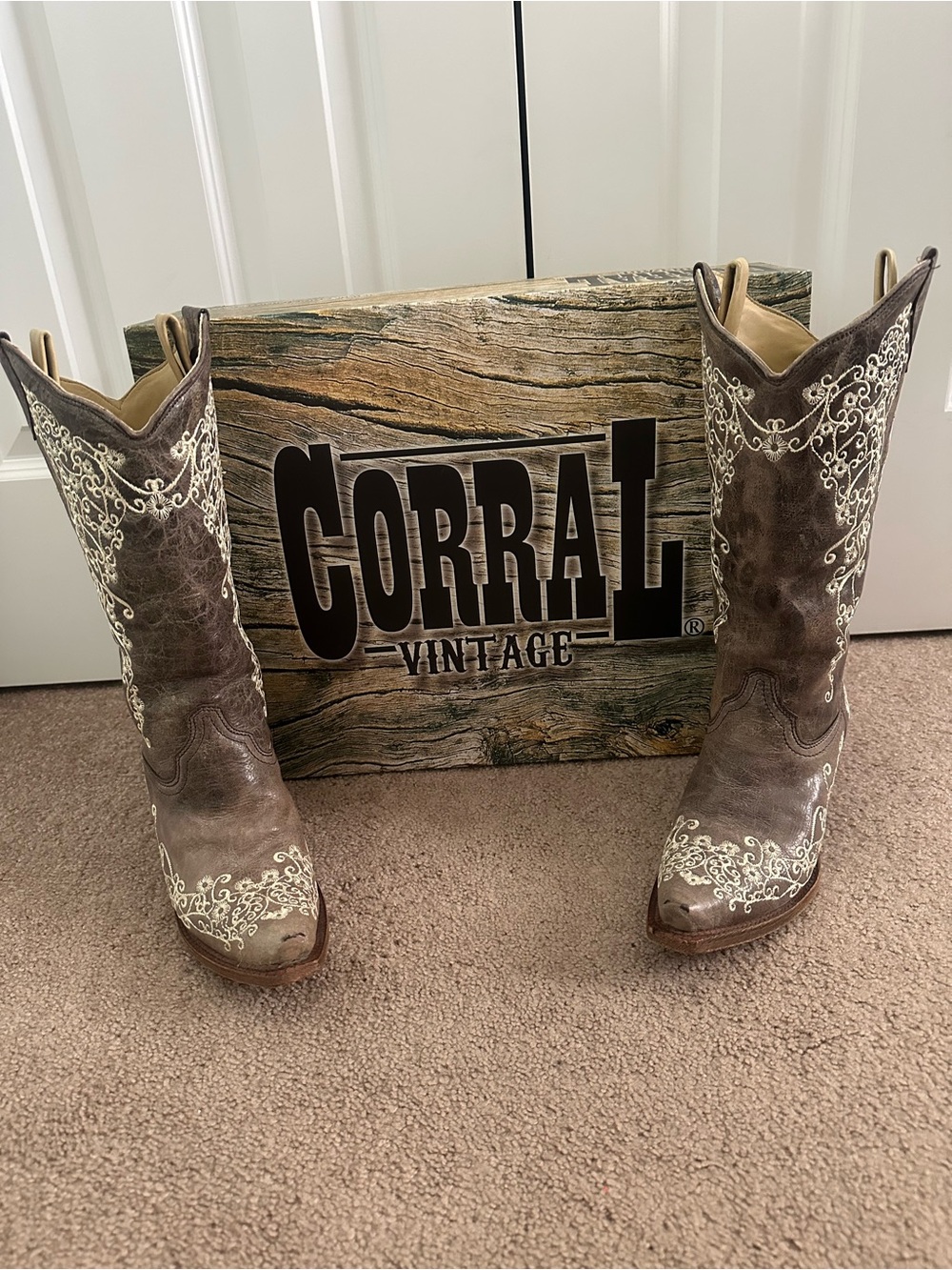 Corral Vintage Women's Brown Embroidered Heeled Boots